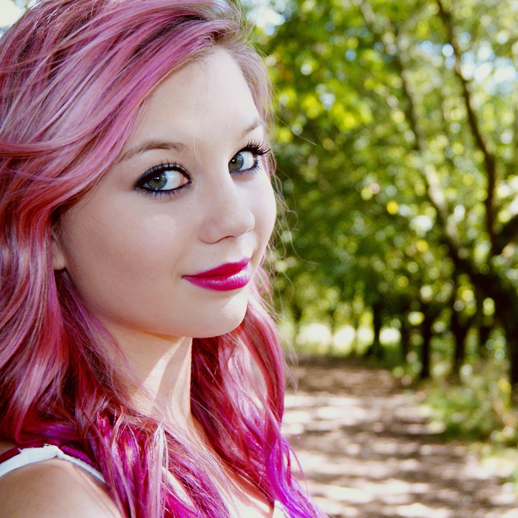 Девушка в розовых тонах