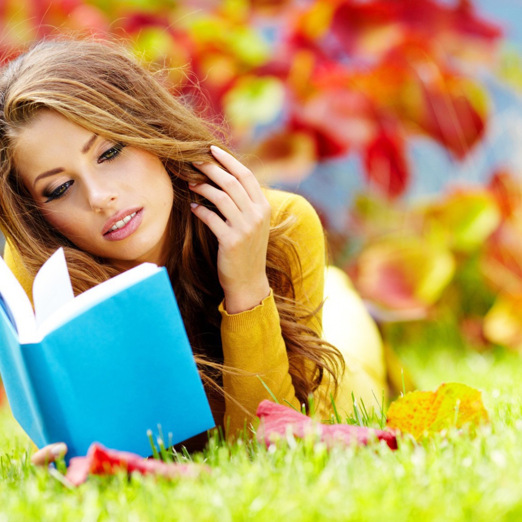 Чтение книги на природе