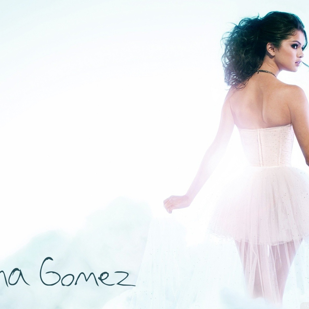 Селена Гомез на белом фоне