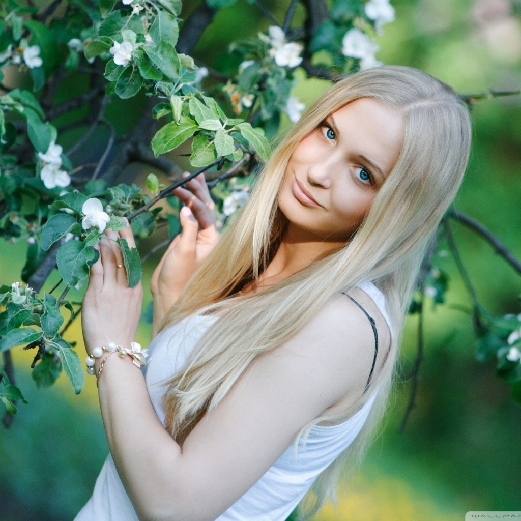 Блондинка у цветущего дерева