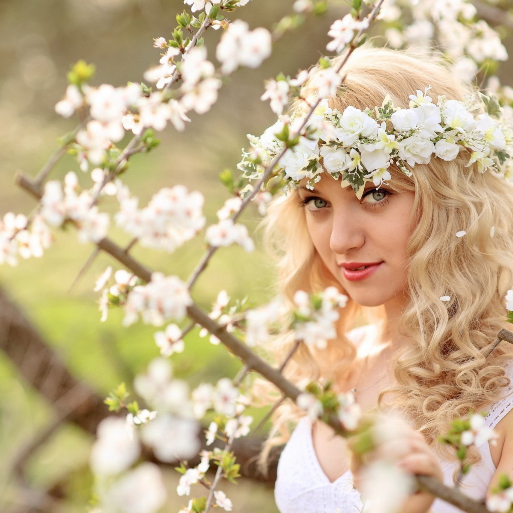 Блондинка с венком 