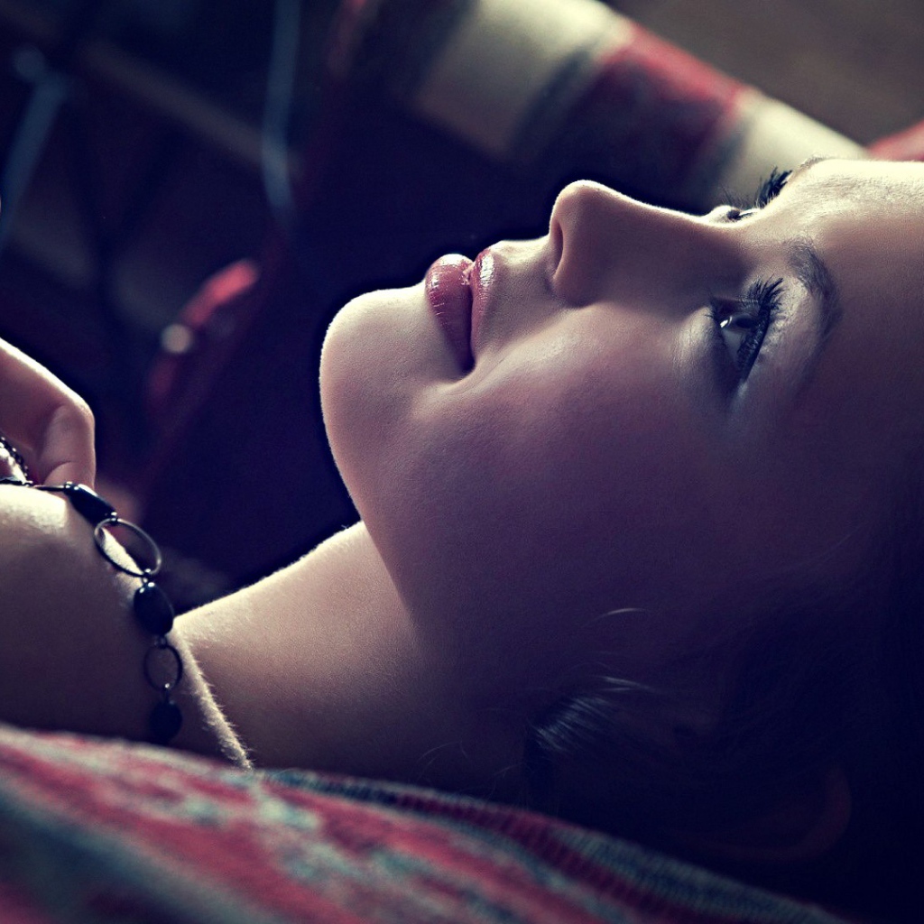 Девушка о чем-то мечтает