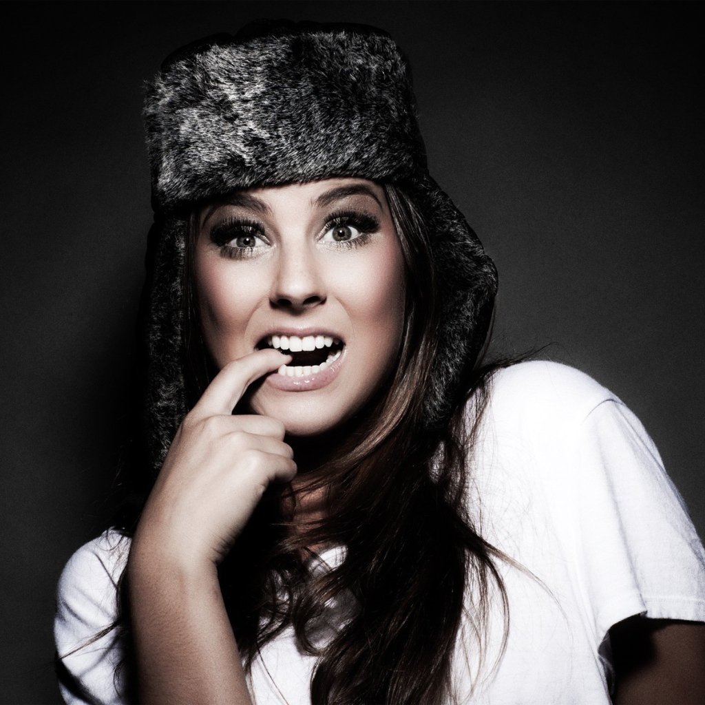 Девушка в русской шапке