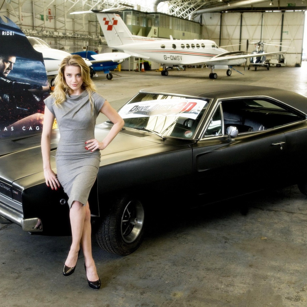 Девушка в ангаре