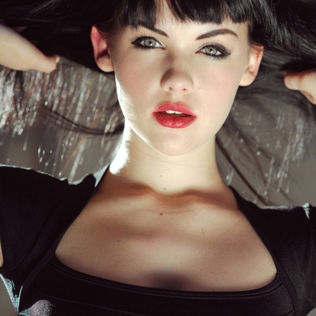 Девушка подняла волосы