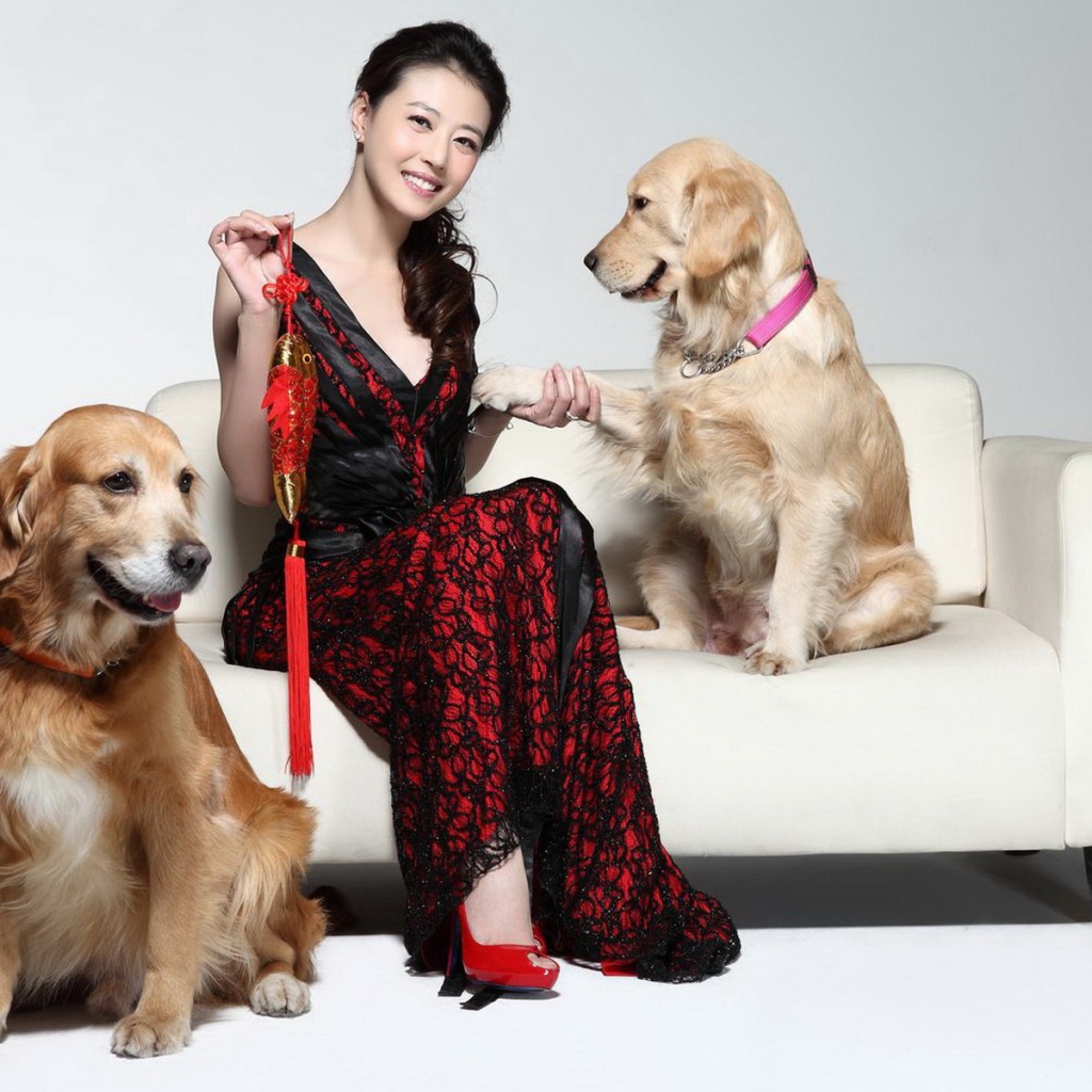 Девушка с двумя собаками