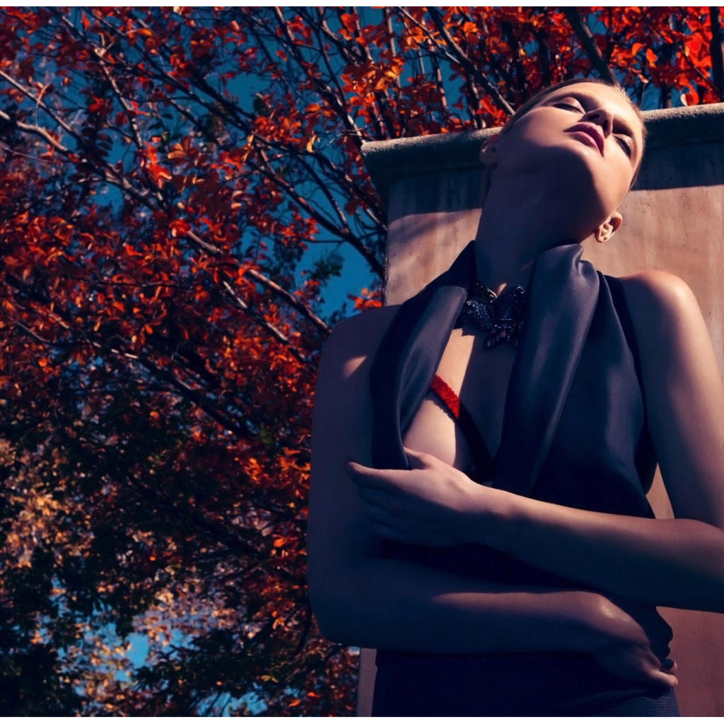 Фотография девушки на фоне осенних деревьев