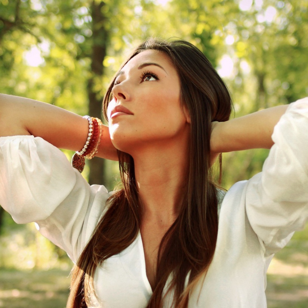 Брюнетка в белой кофте