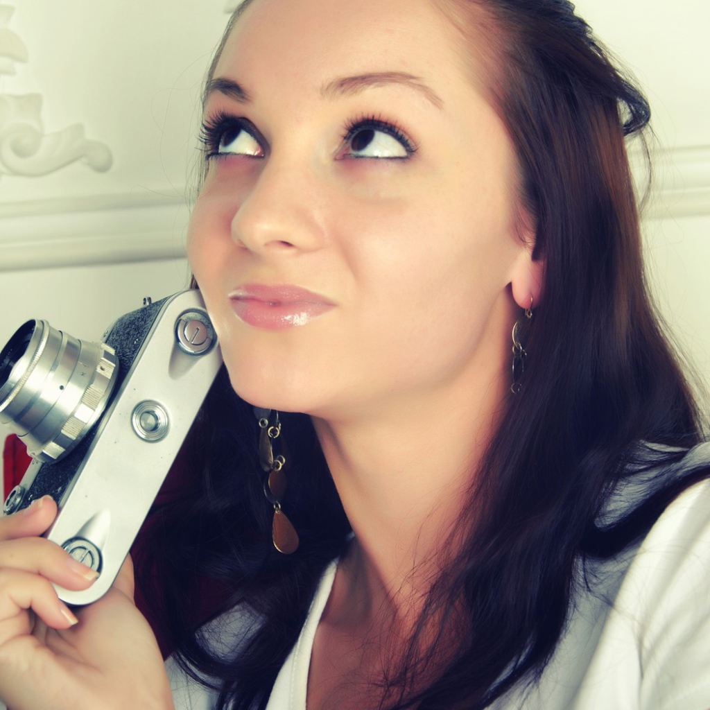 Брюнетка с фотоаппаратом
