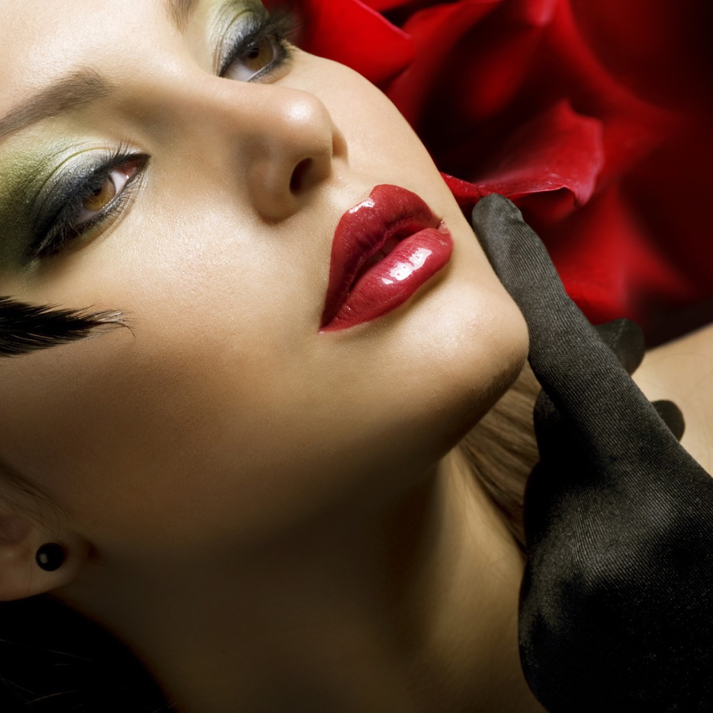 Брюнетка с сочными губами