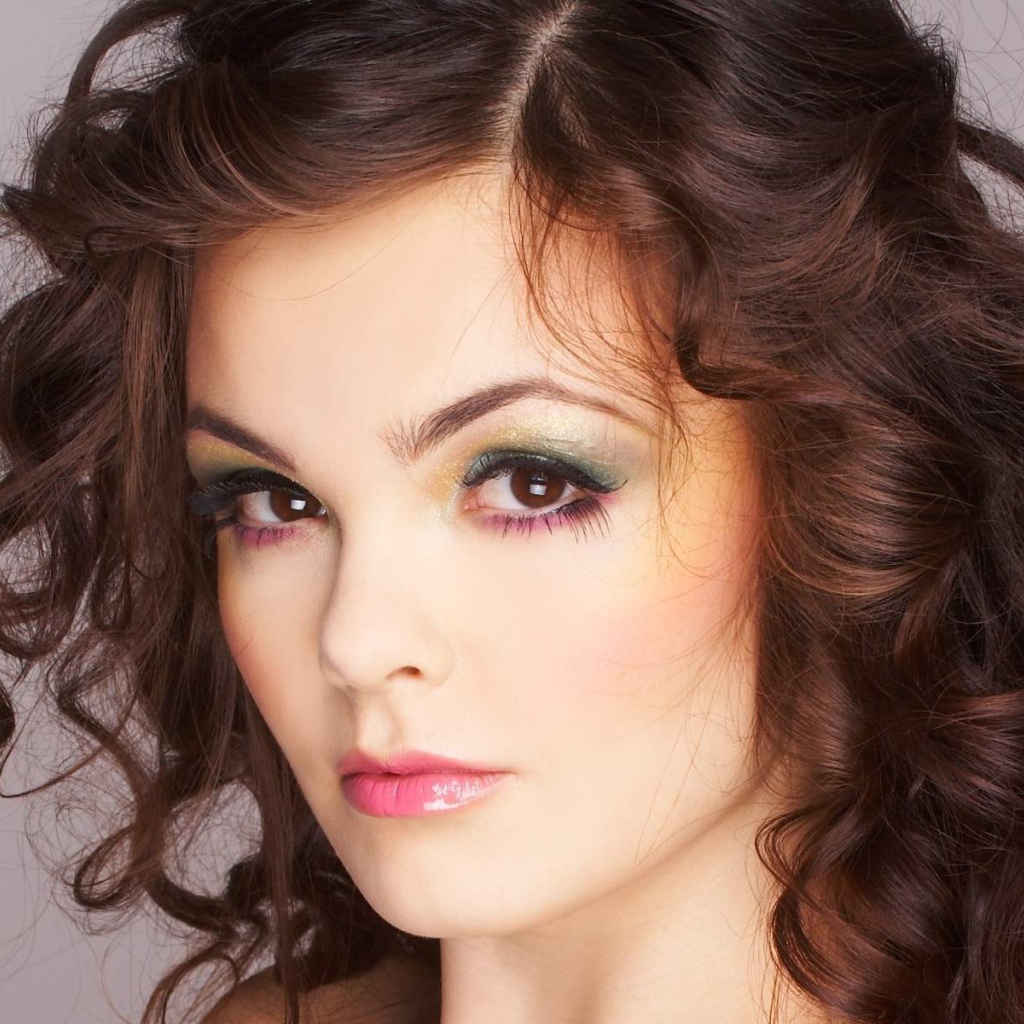 Брюнетка с розовыми губами