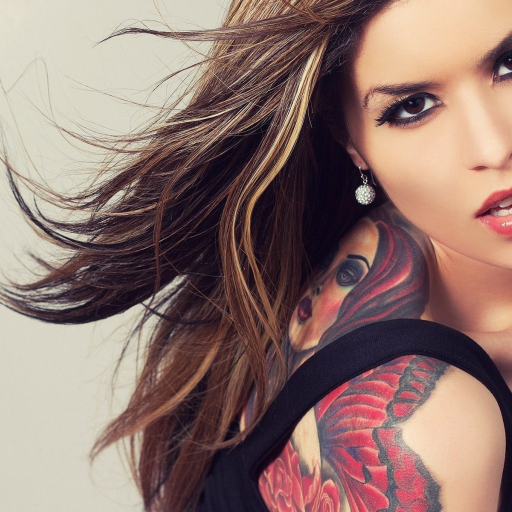 Брюнетка с татуировкой девушка