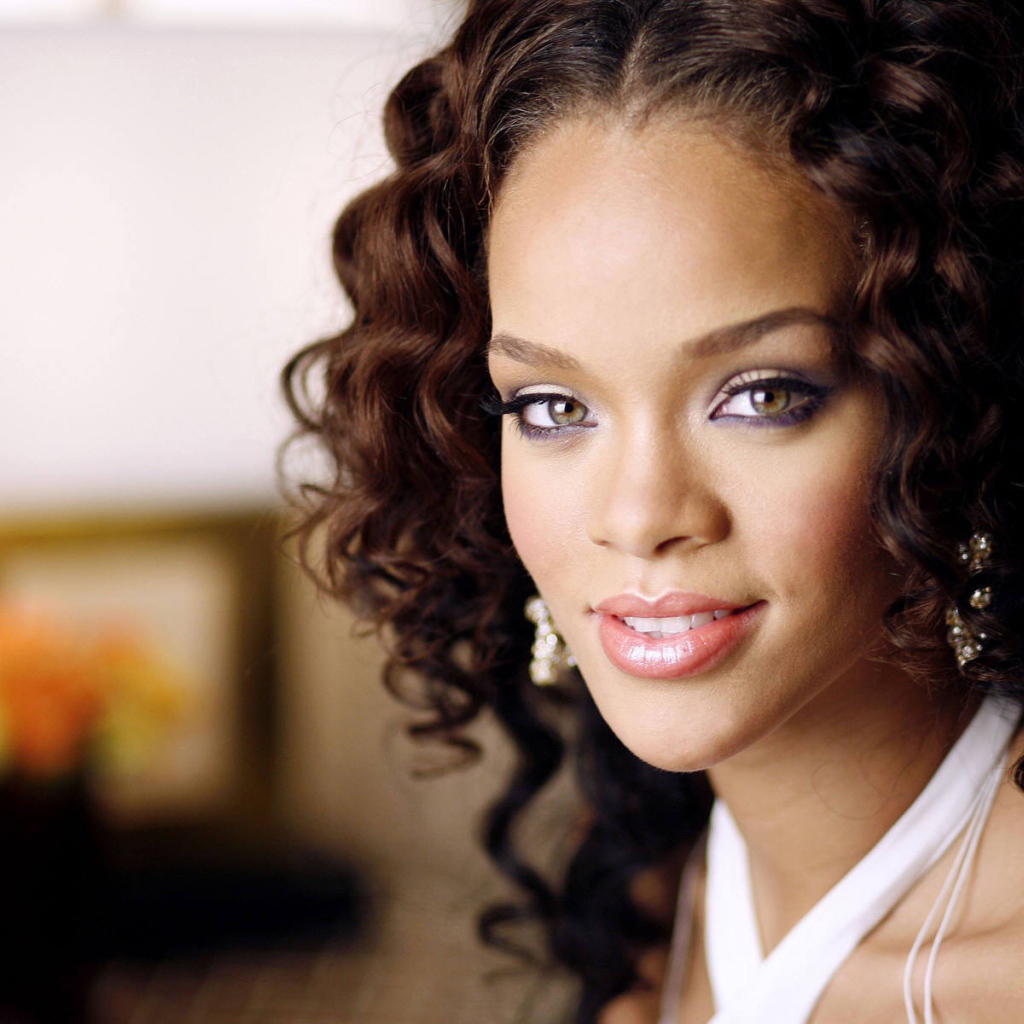 Брюнетка с волнистыми волосами