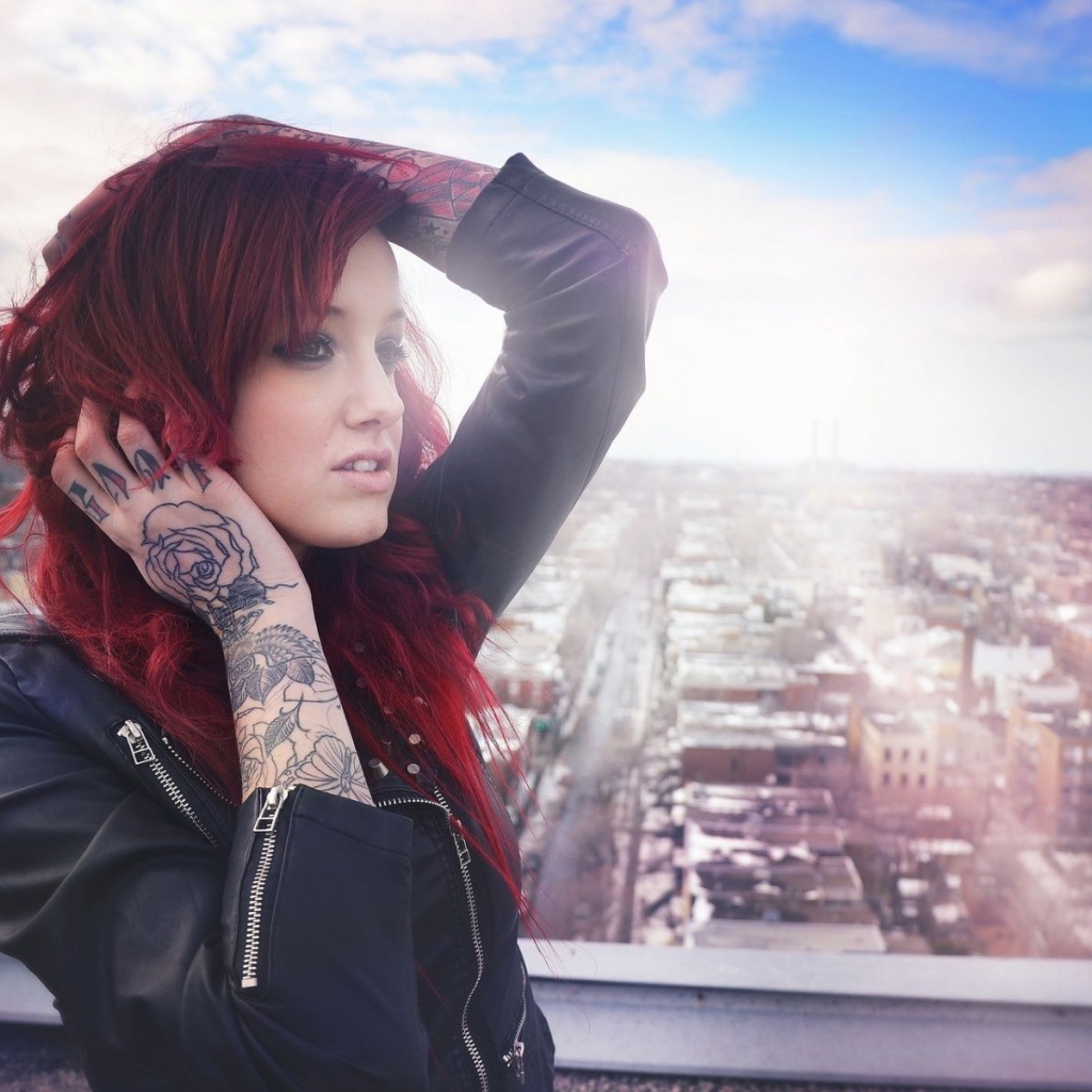 Девушка в черной куртке