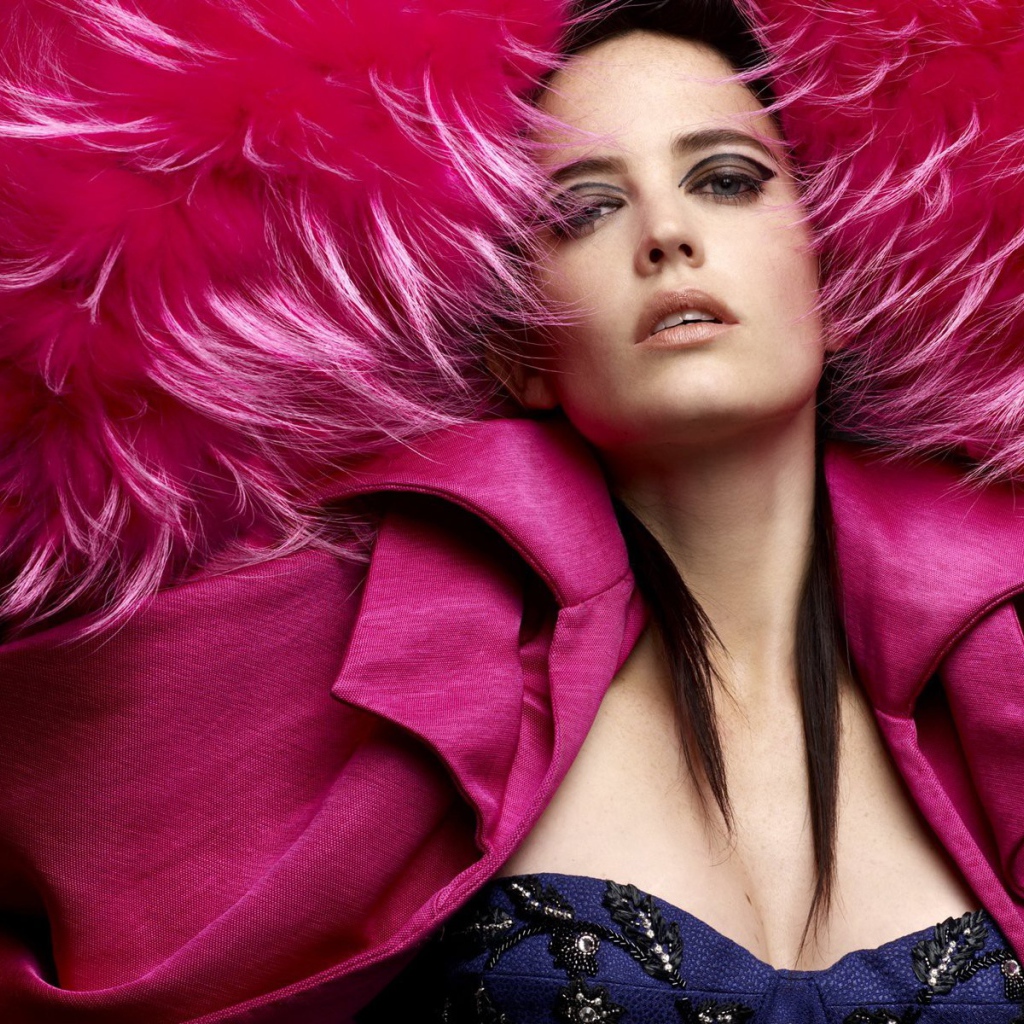 Девушка в розовой одежде