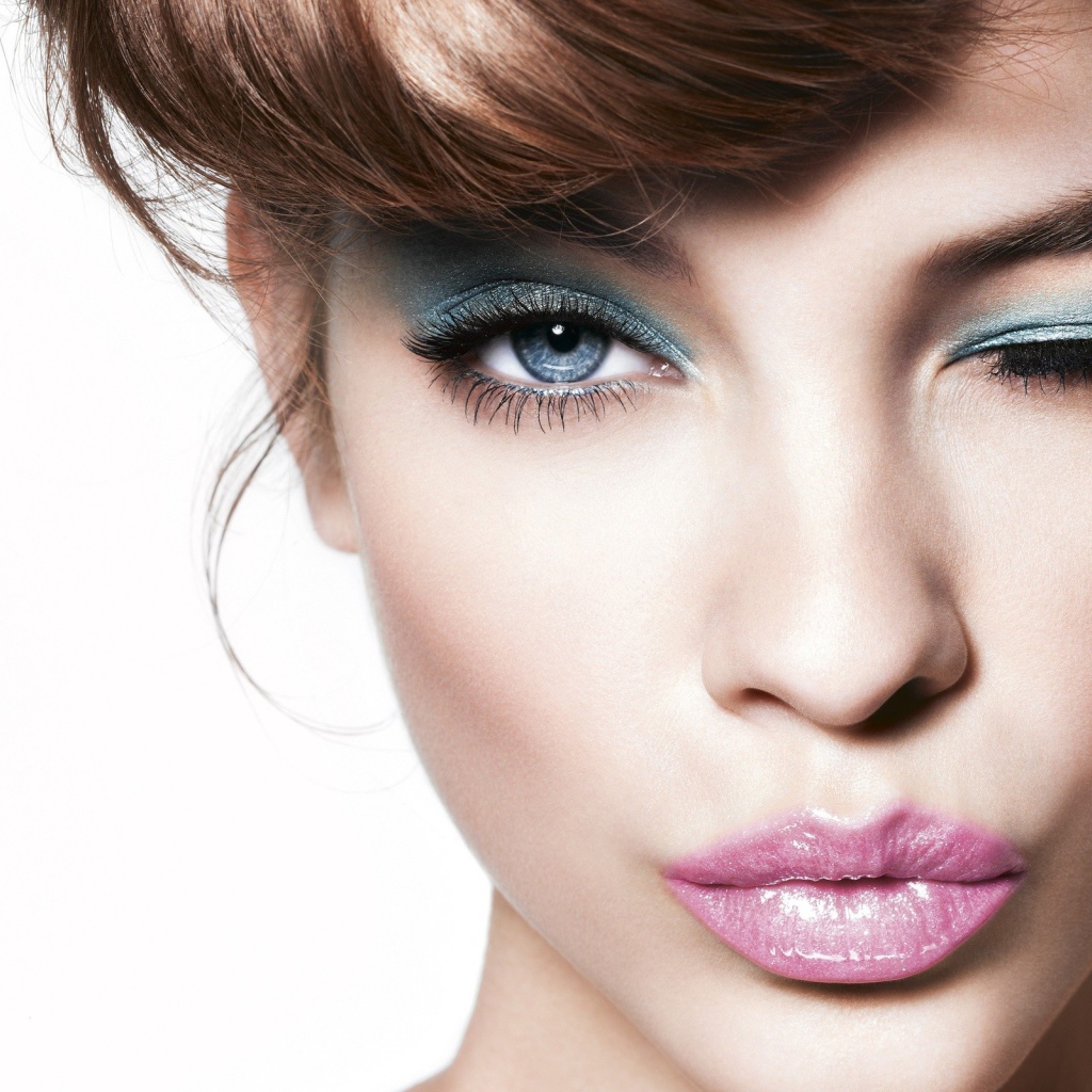 Девушка подмигивает