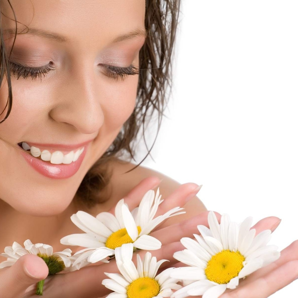 Девушка с ромашками