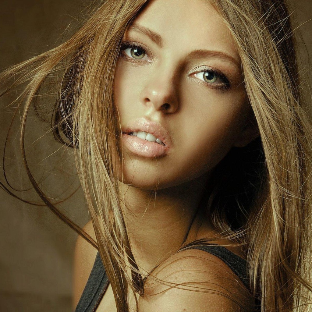 Девушка с пухлыми губами