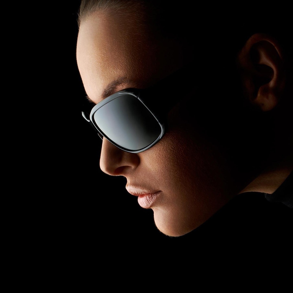 Девушка в темных очках