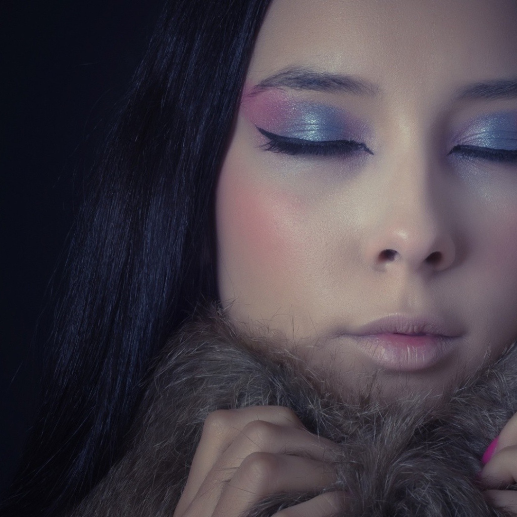 На девушке мягкий меховой воротник