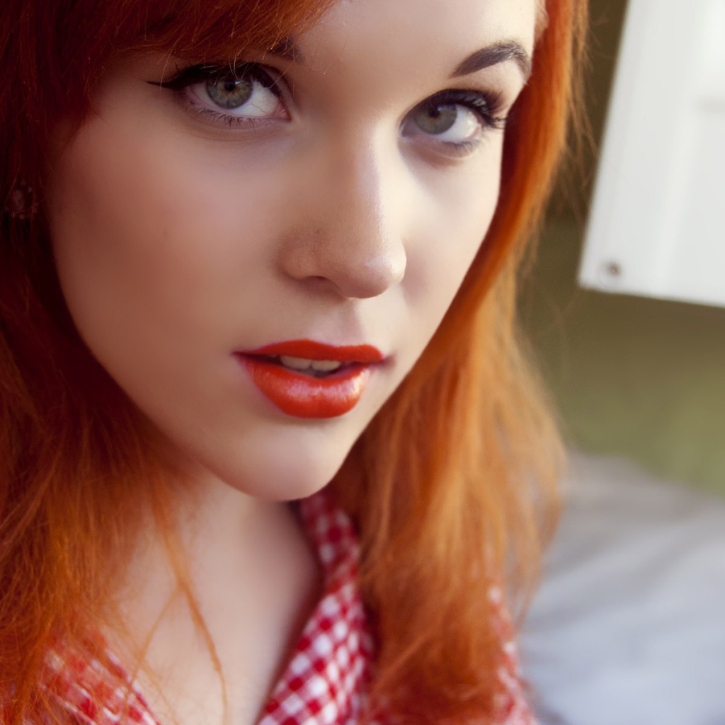 Портрет рыжей девушки