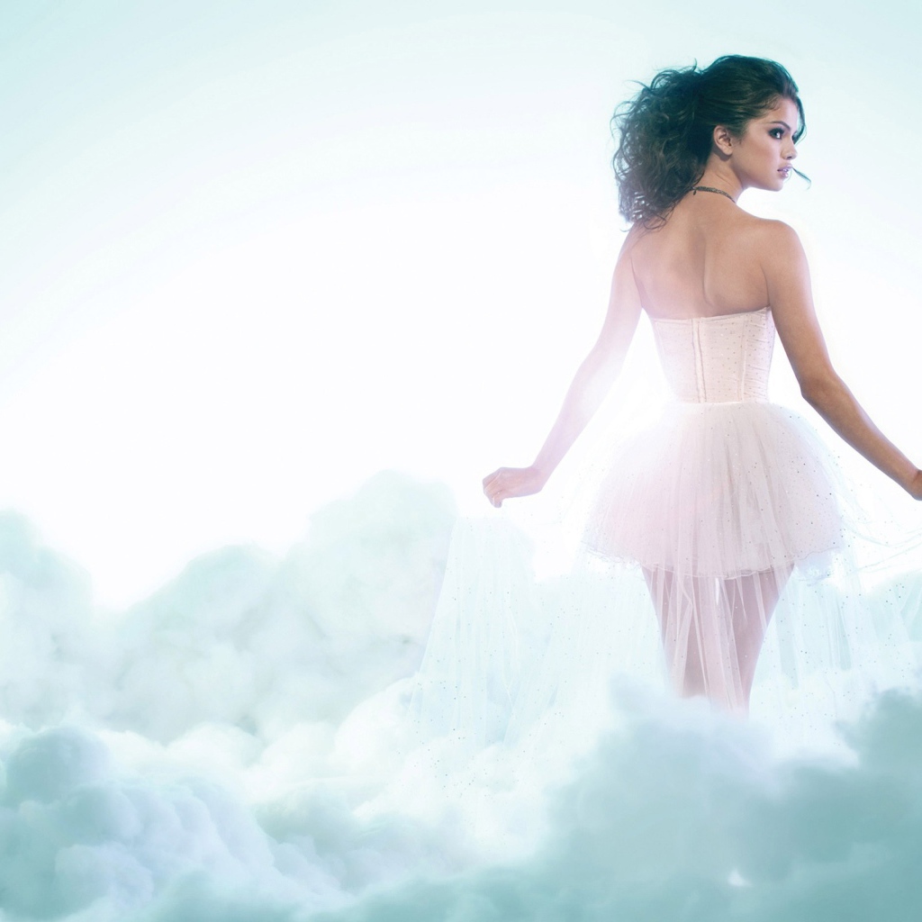 Певица Селена Гомез в облаках