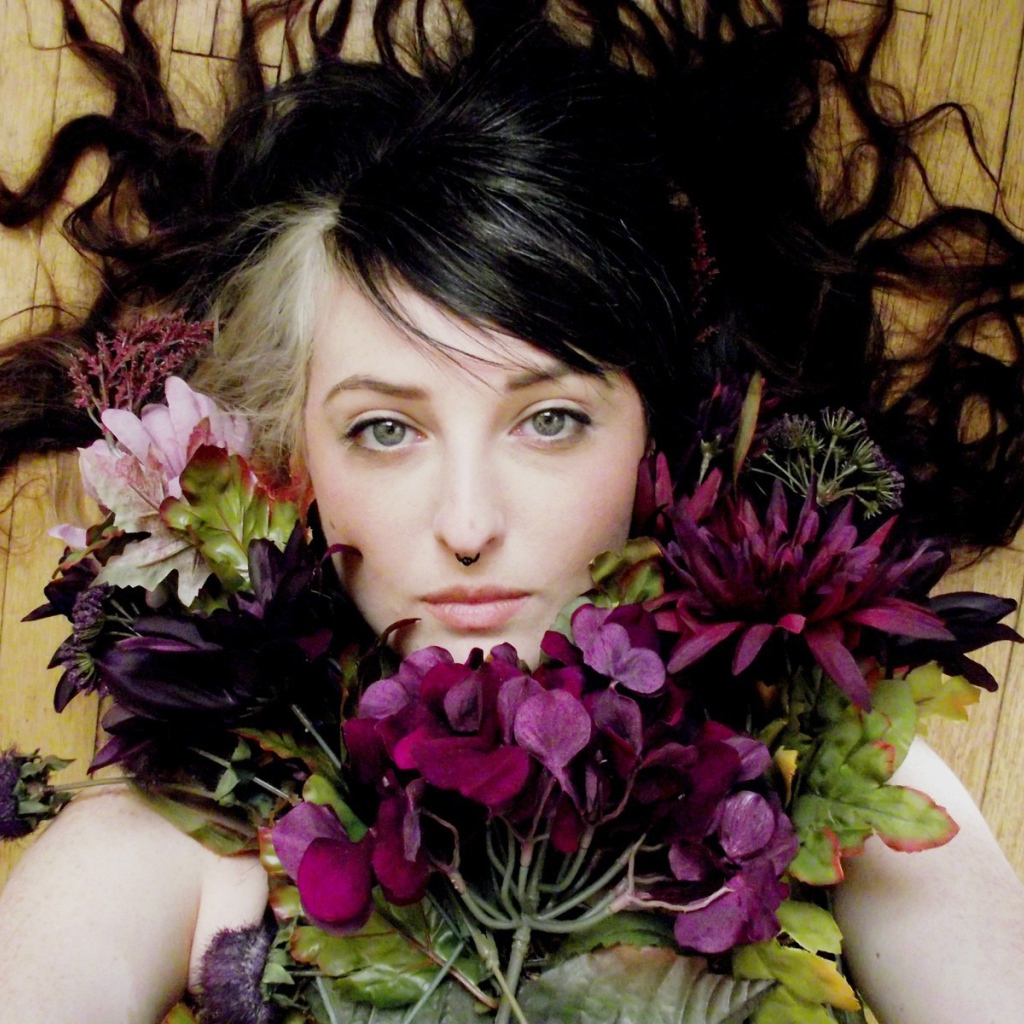 девушка с пирсингом с цветами