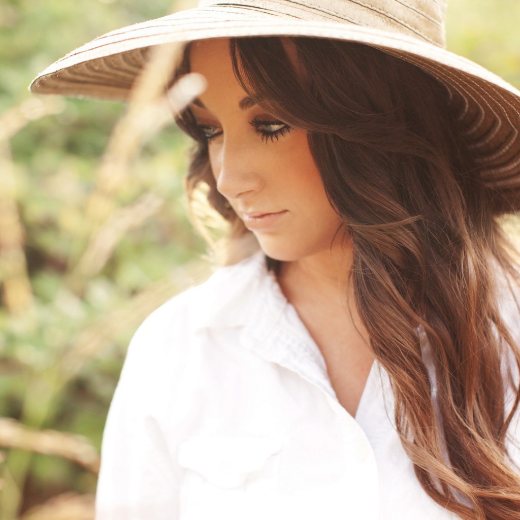 Брюнетка в широкополой шляпе