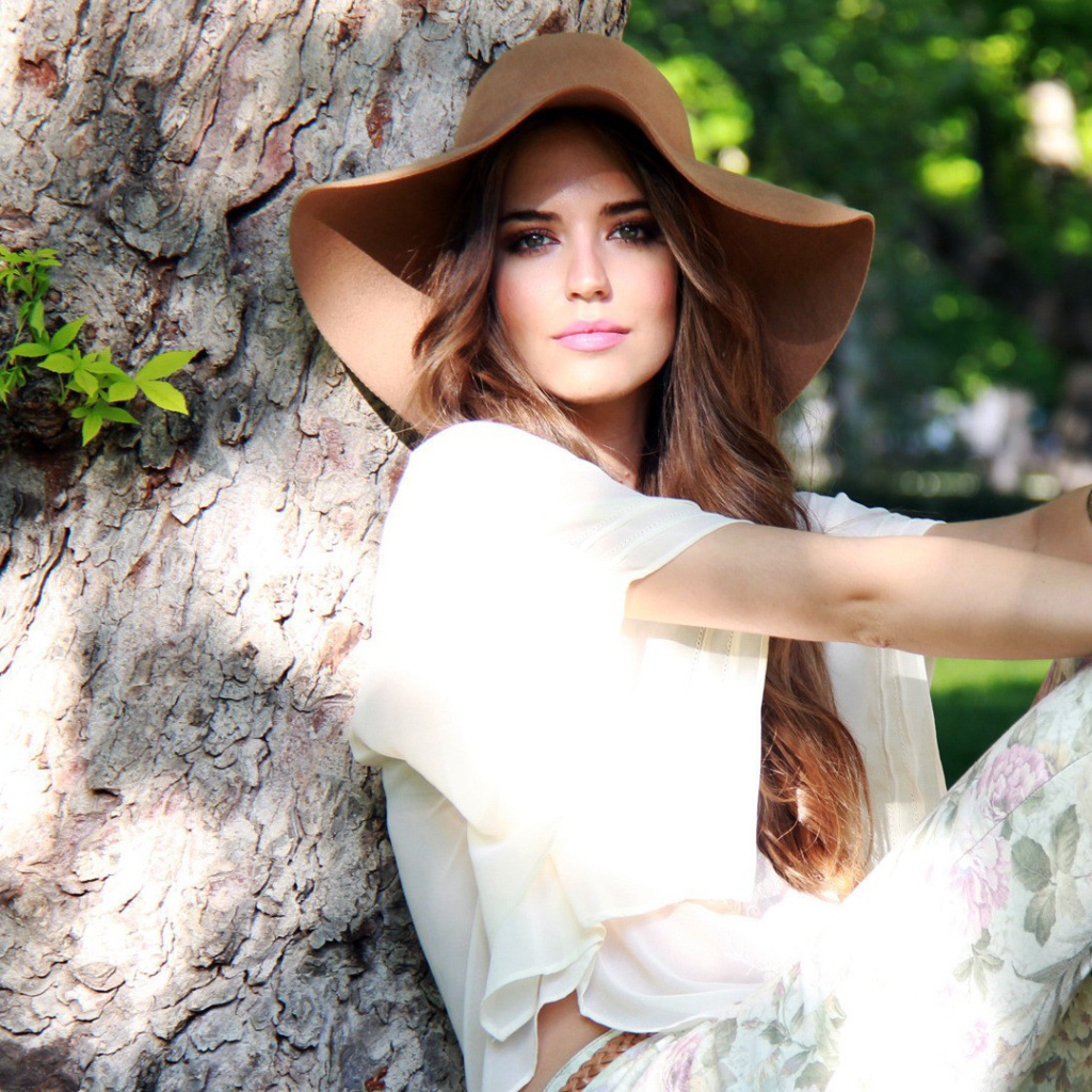 Клара сидит у дерева