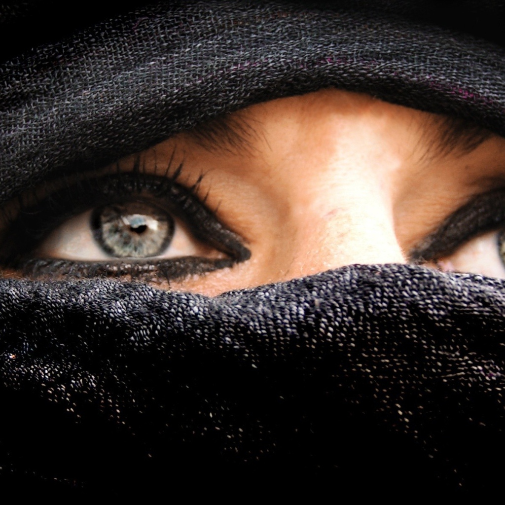 Лицо закрытое платком