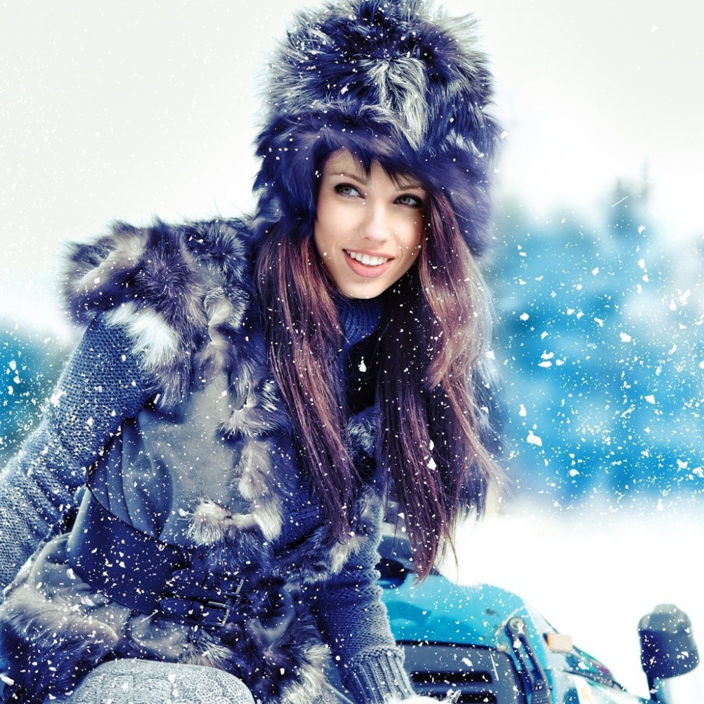 Девушка в меховой одежде и шапке