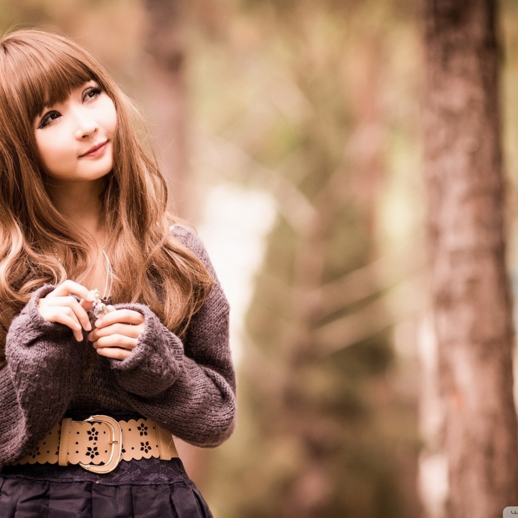 Девочка в свитере на природе