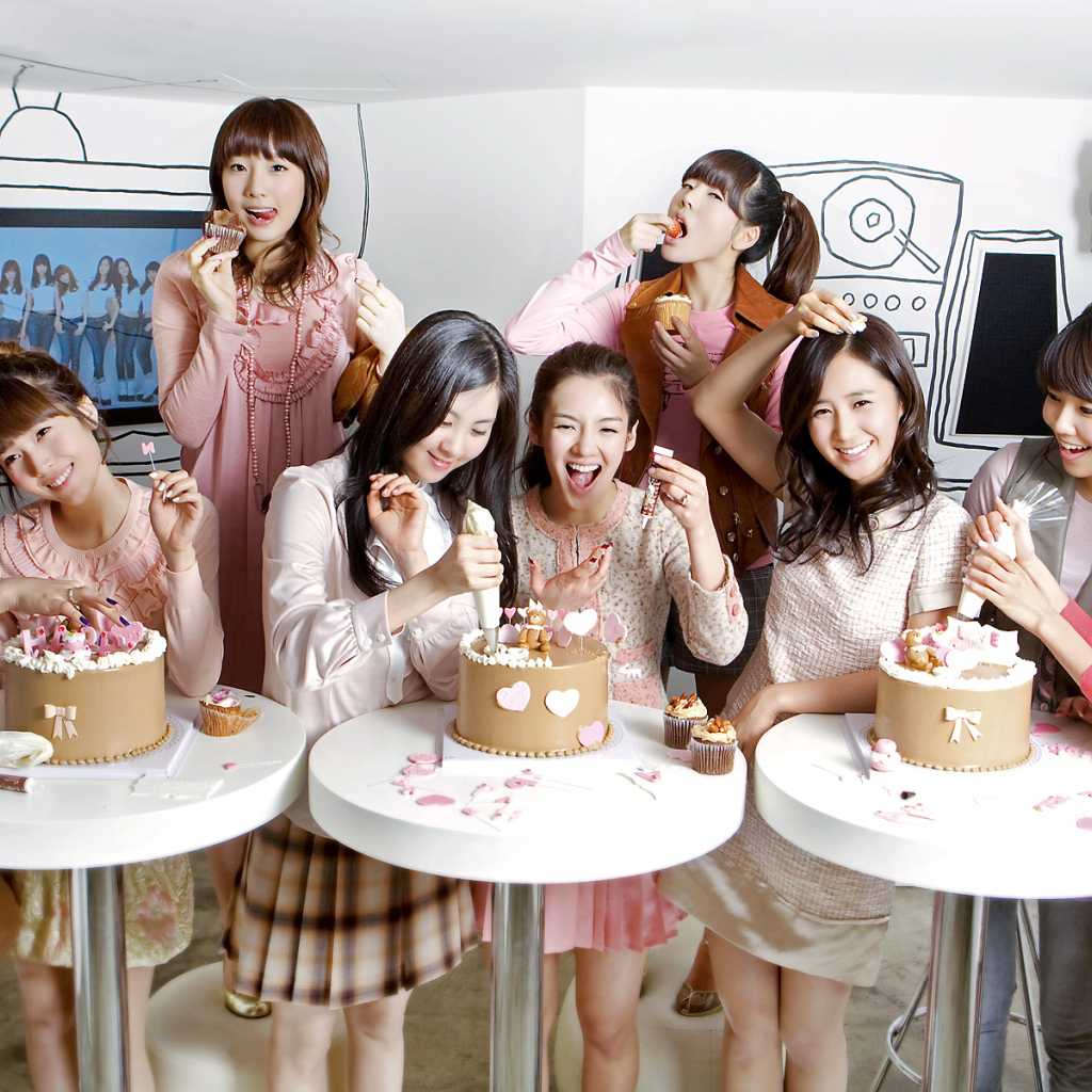 Японские девушки едят торт