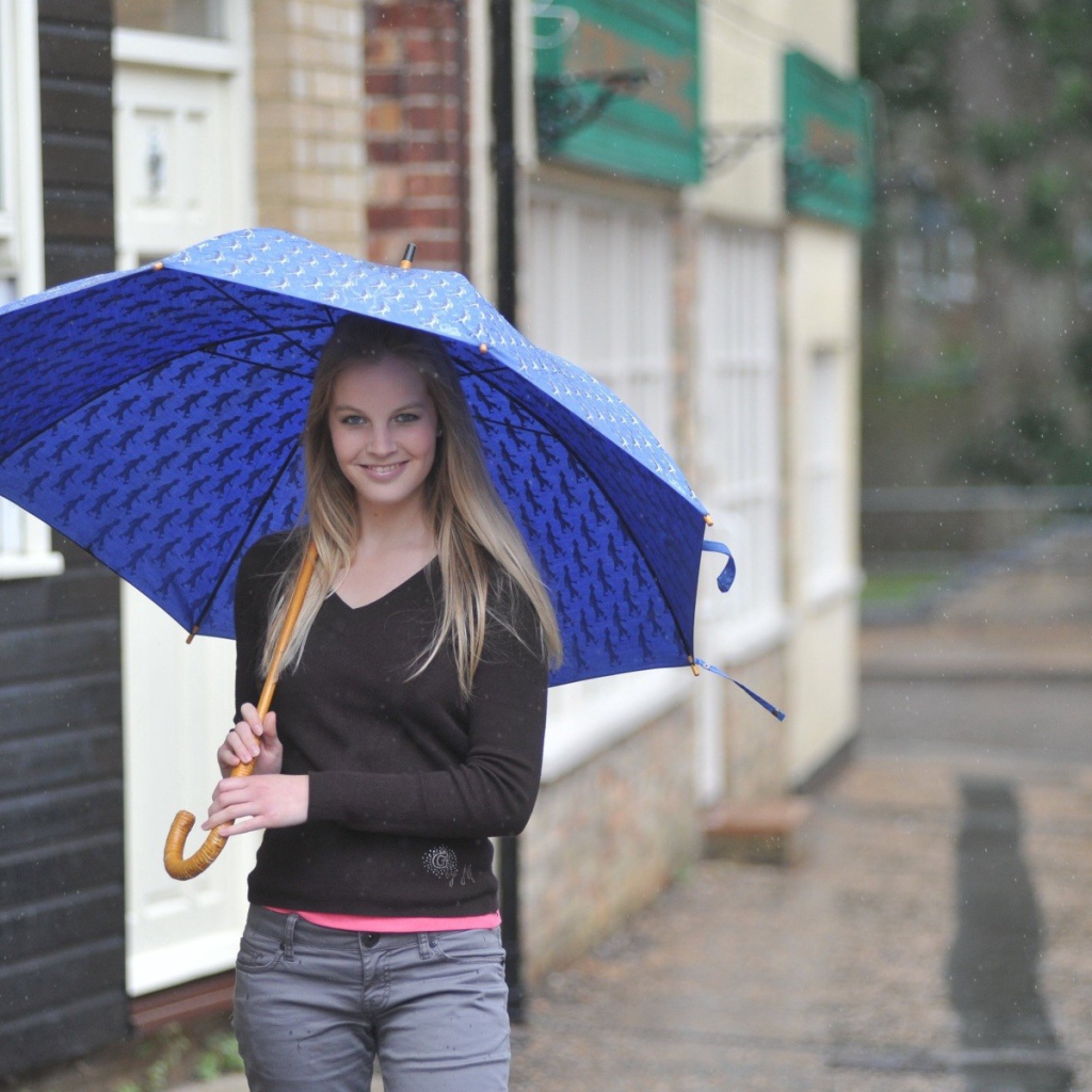 Модель с синим зонтом