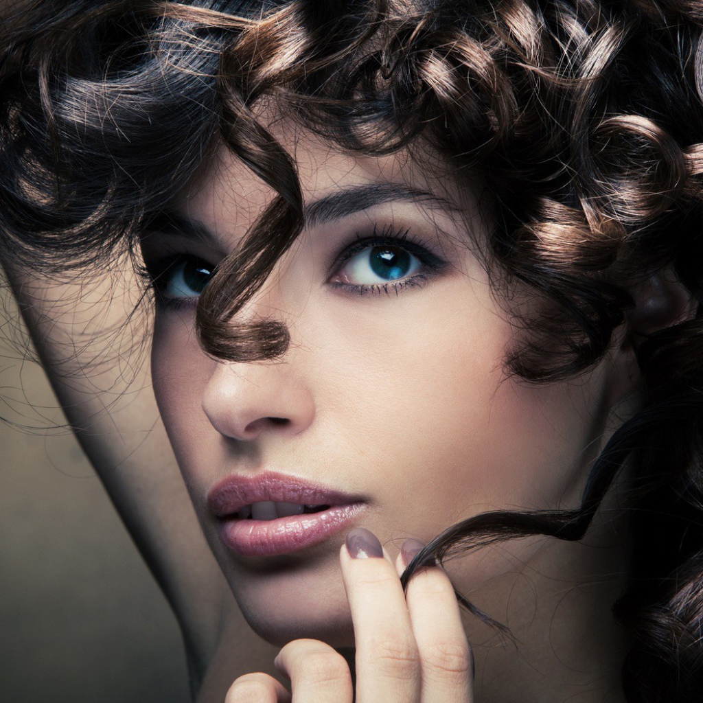 Модель с кудрявыми волосами