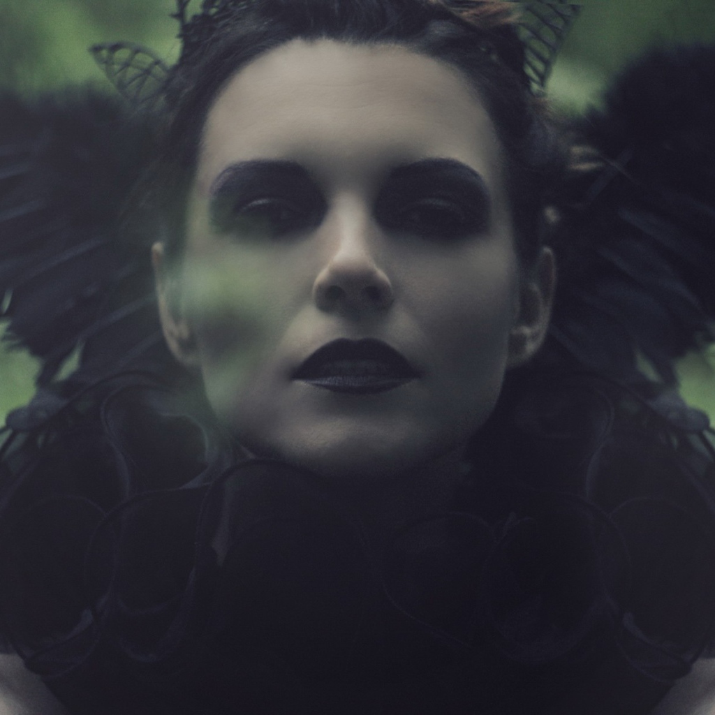 Модель с перьями