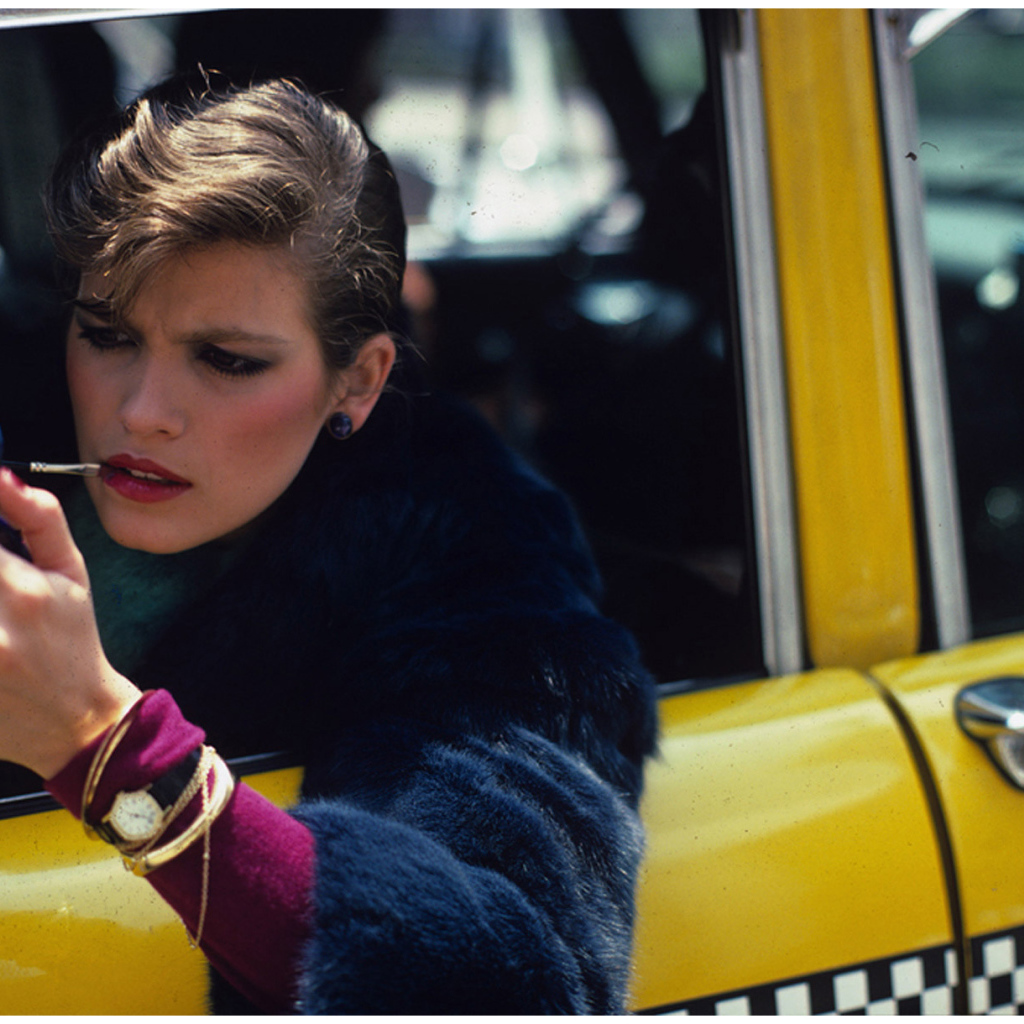 Фотография девушки в такси