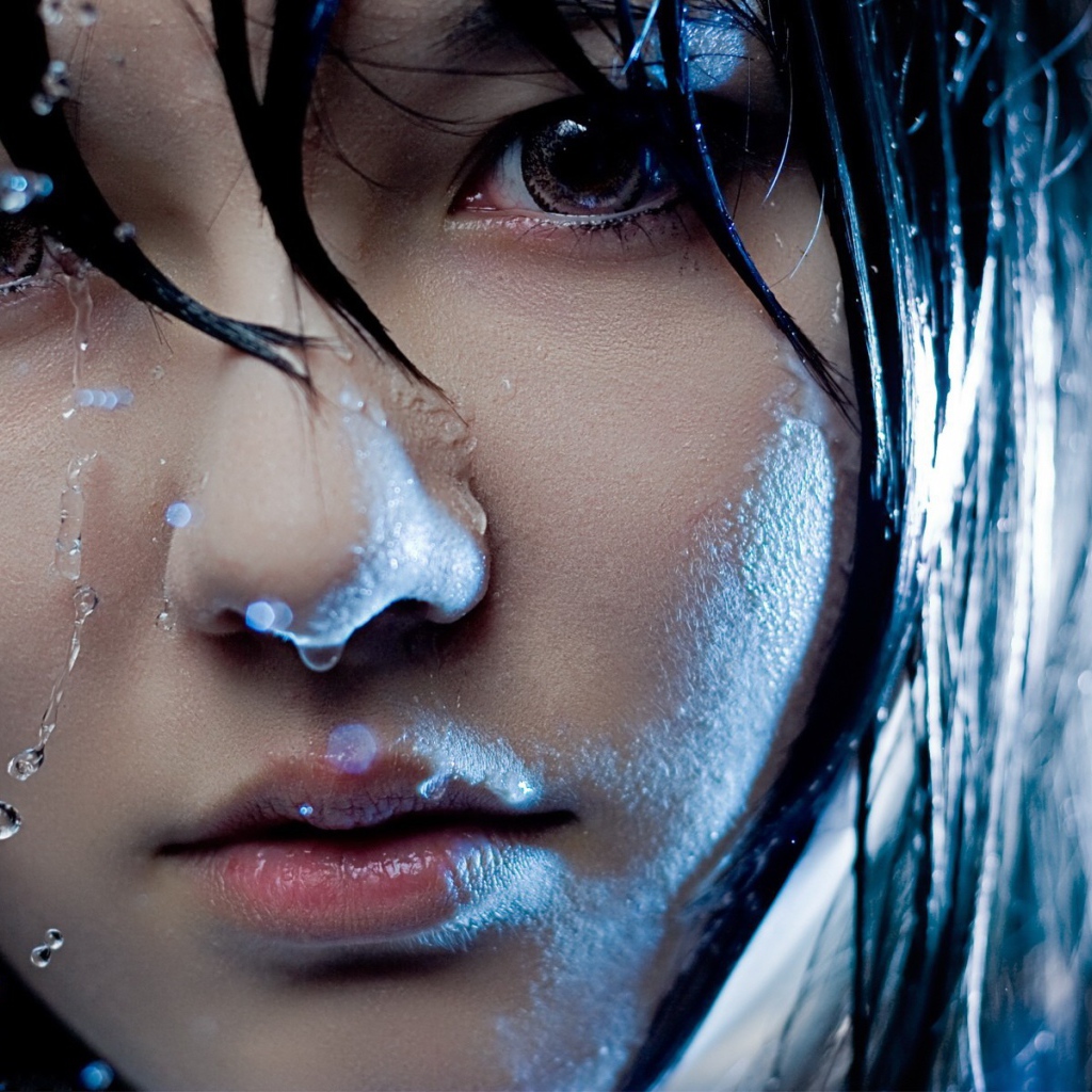 Портрет мокрой брюнетки