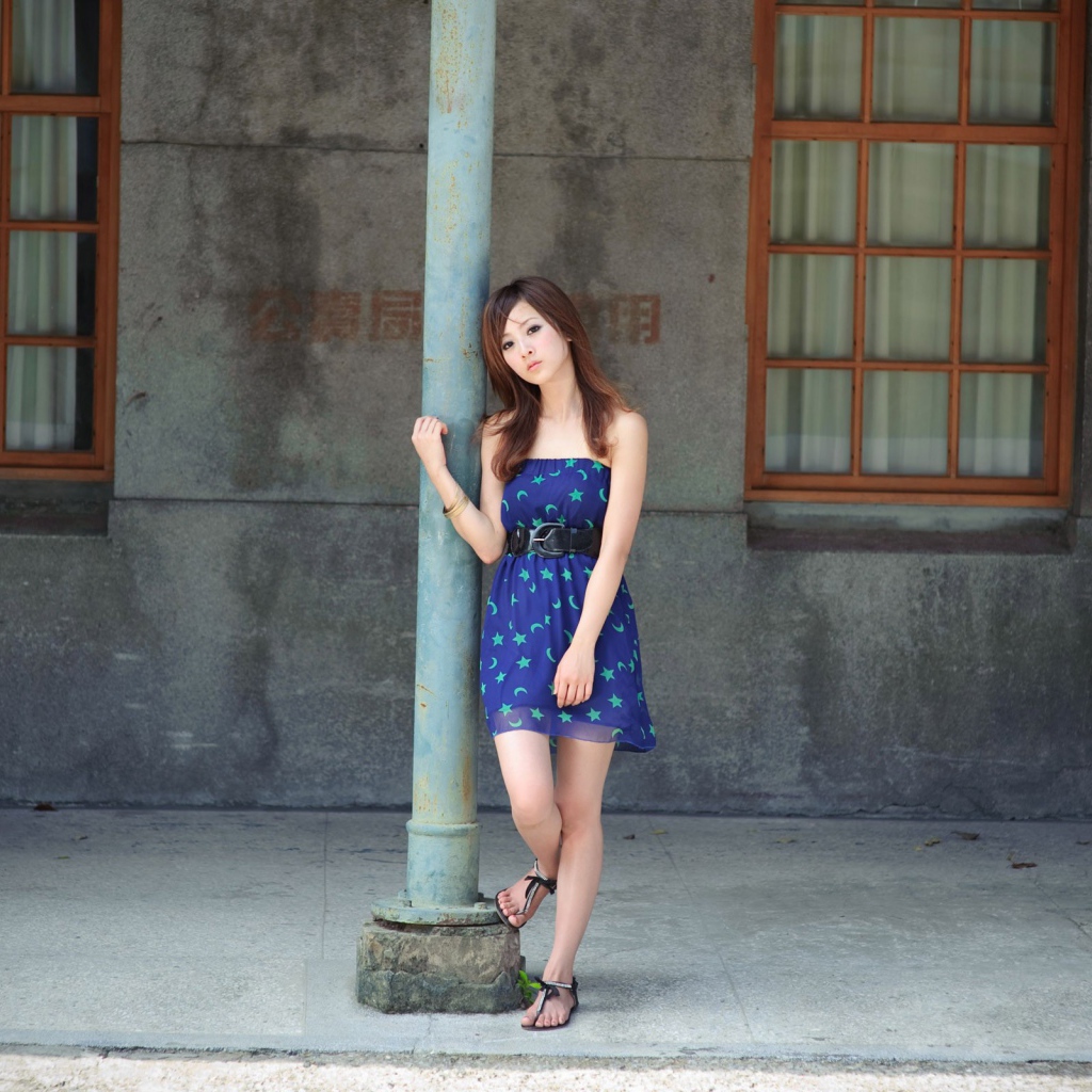 Девушка у столба