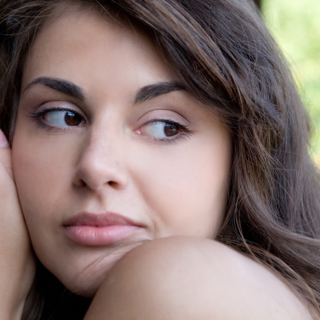 Девушка прижалась к забору