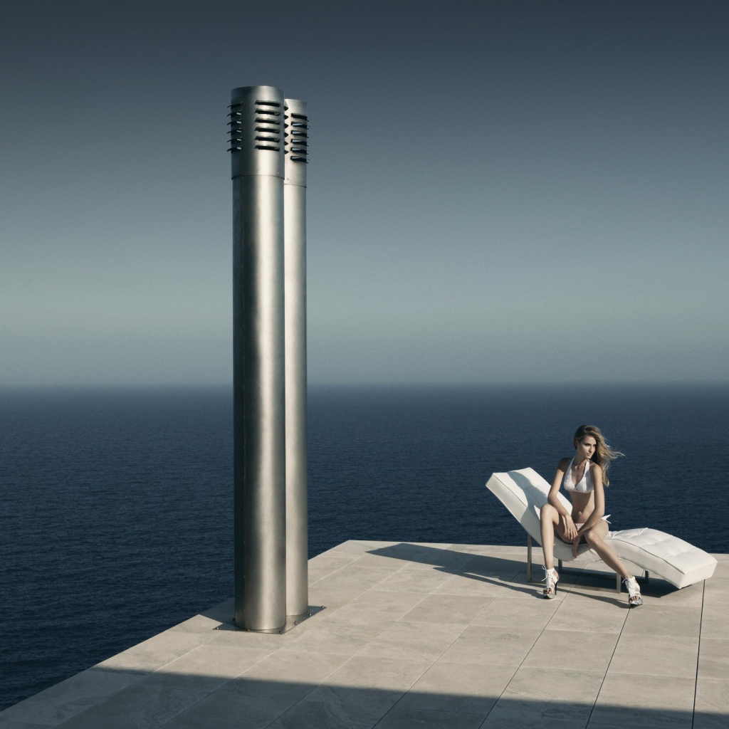 Девушка сидит у моря