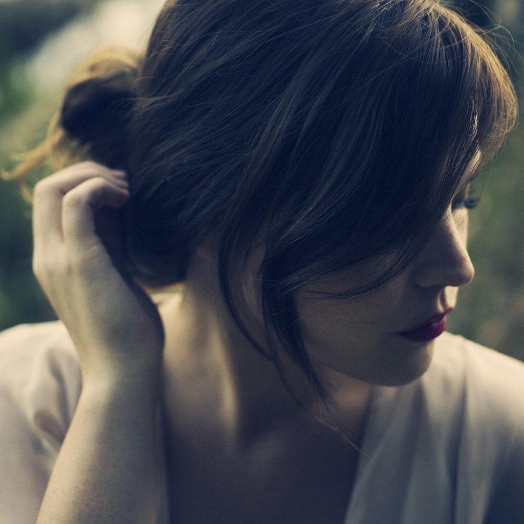 Девушка поправляет волосы