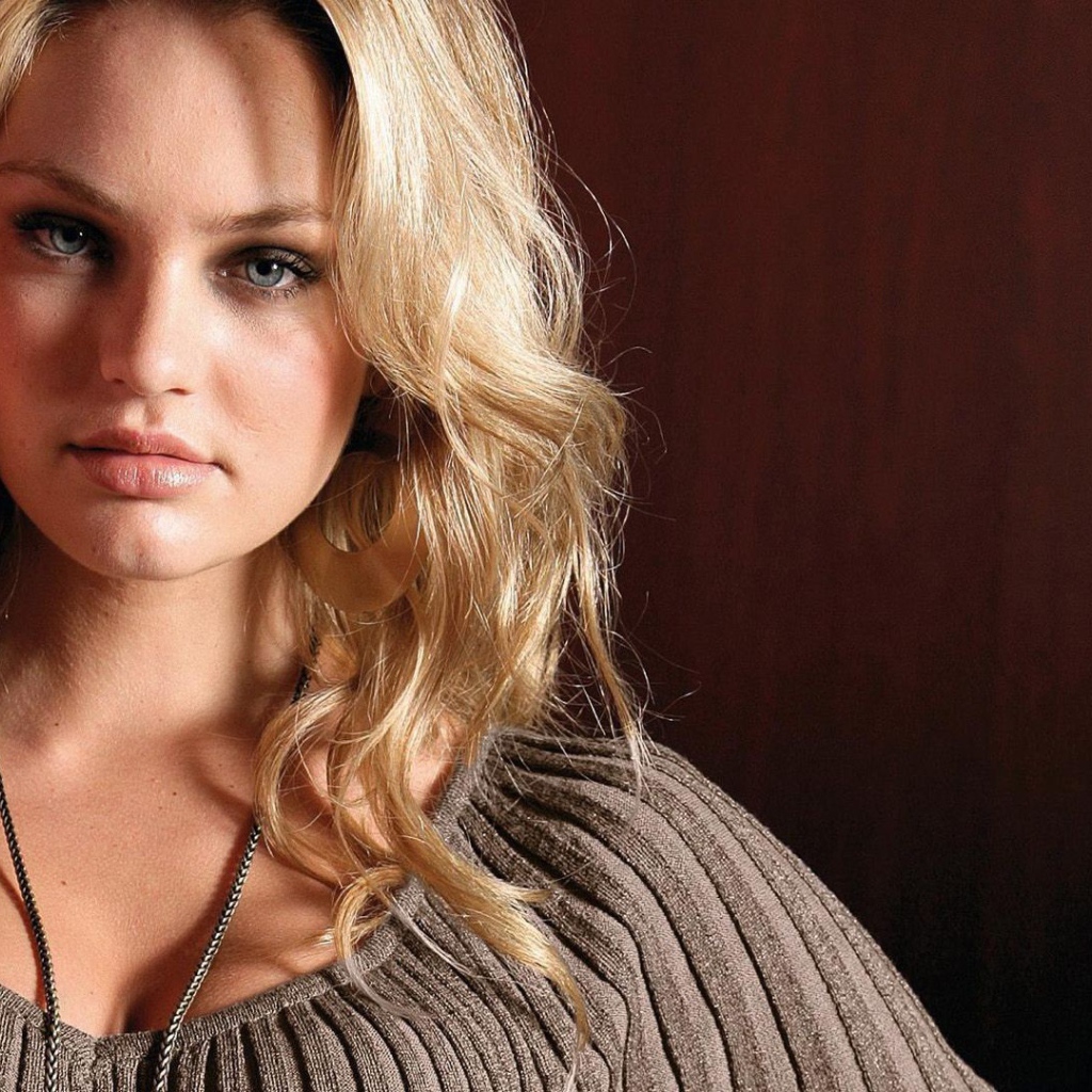 Модель с браслетом на руке