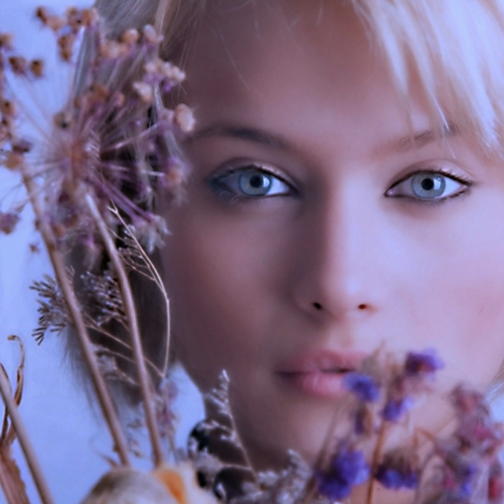 Модель с голубыми глазами