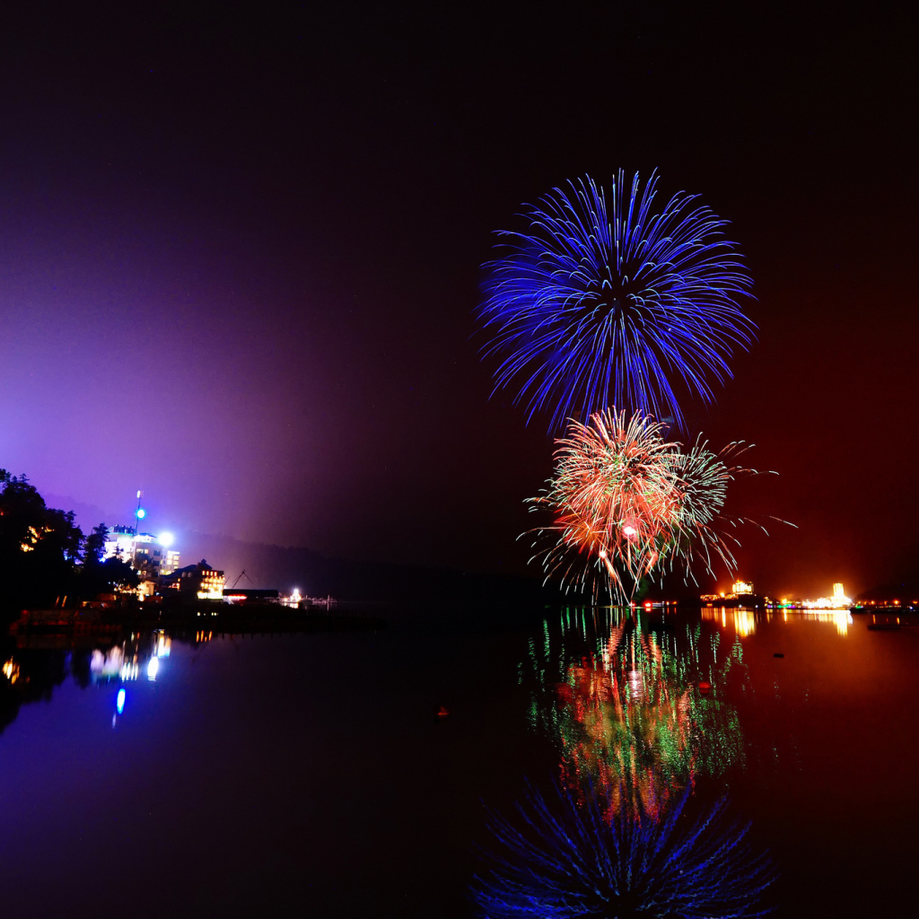 Праздничный фейерверк над рекой