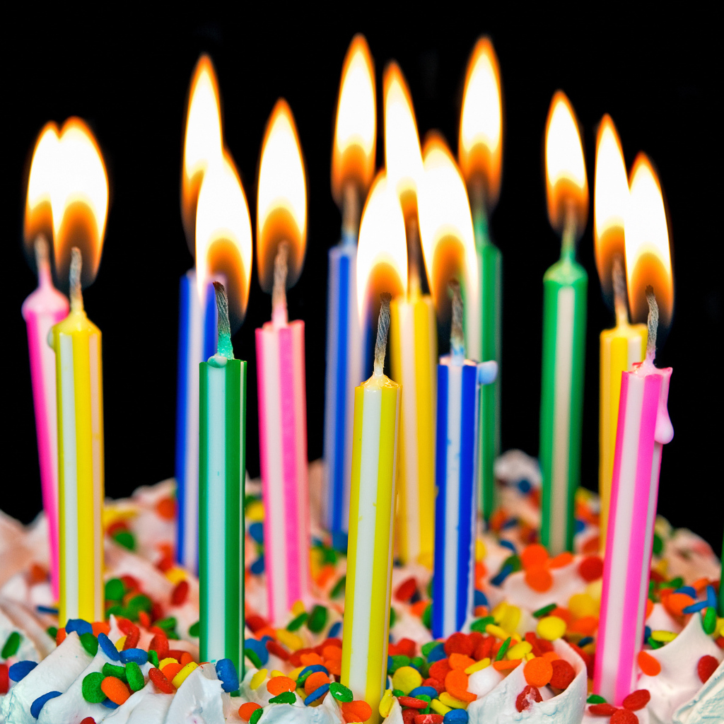 Разноцветные яркие свечи на день рождения
