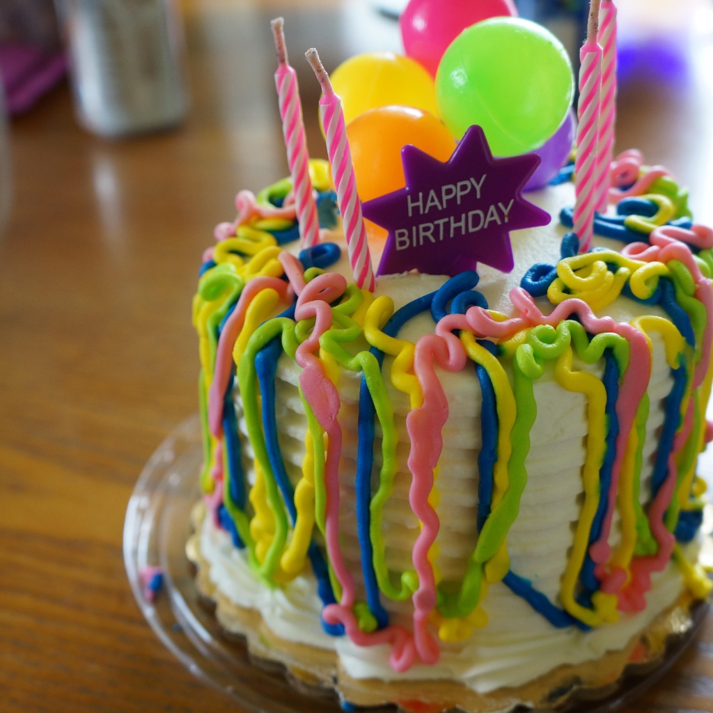 Весёлый разноцветный торт на день рождения