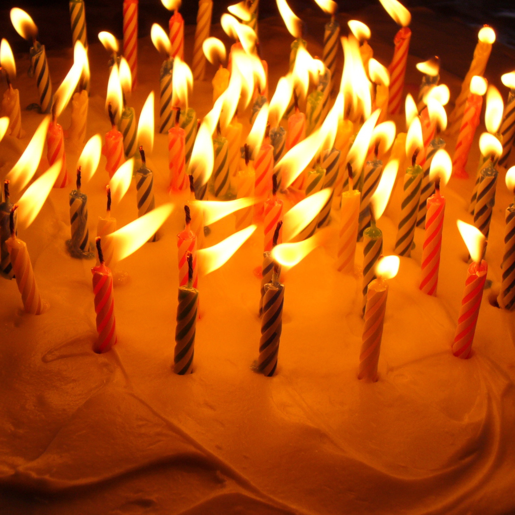 Разноцветные свечи кремовый торт на день рождения