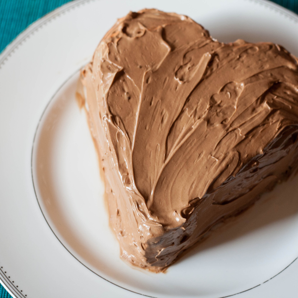 Кремовый торт в виде сердца на день рождения