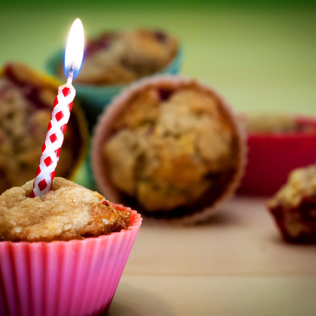 Кекс со свечой на день рождения